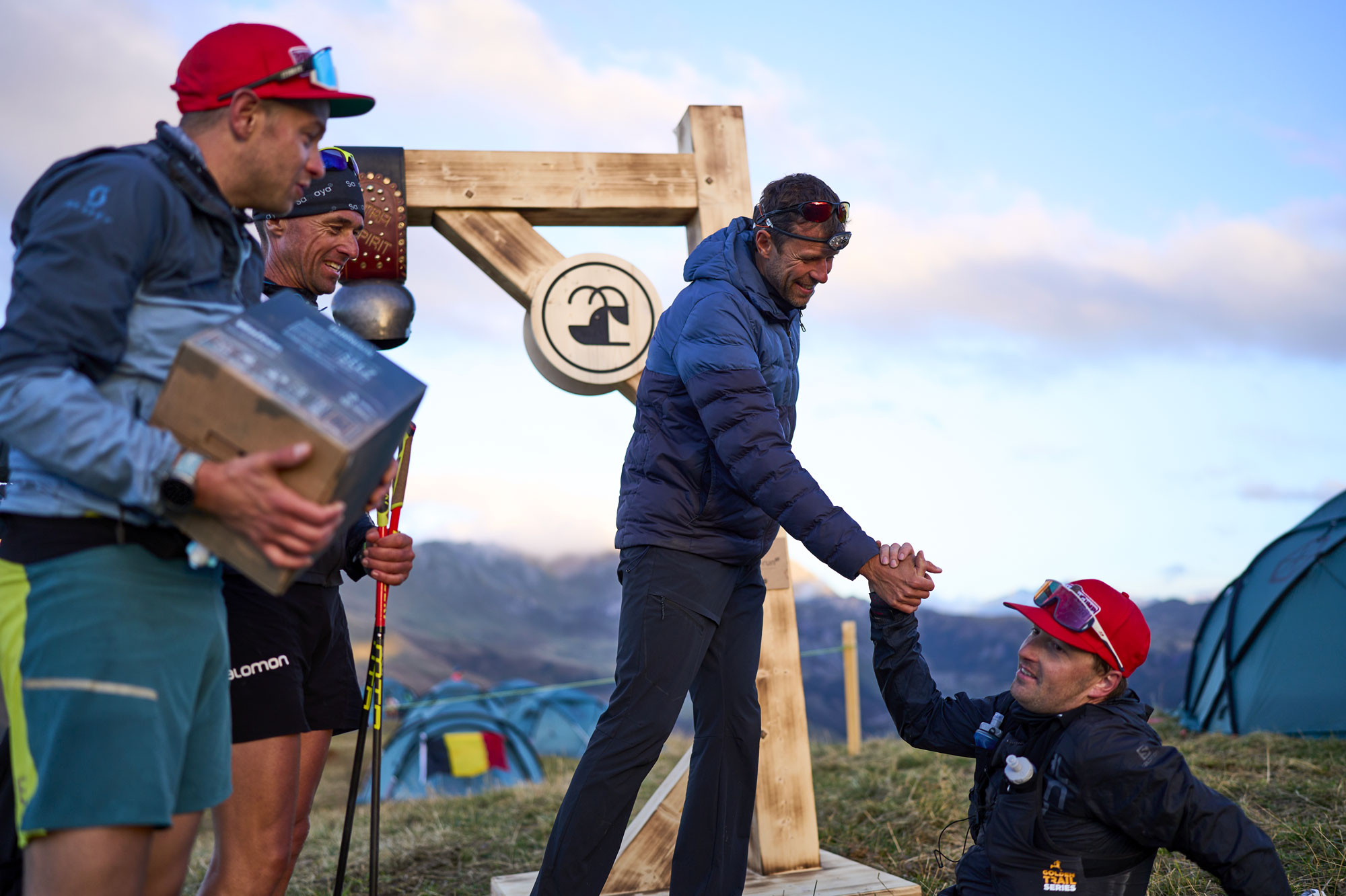 aventure-rapportautemps-ultraspirit Francois d'haene et une équipe à l'arrivée d'ultra spirit